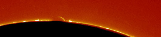 Lever d'un croissant de Vénus sur le Soleil lors du passage de 2004
